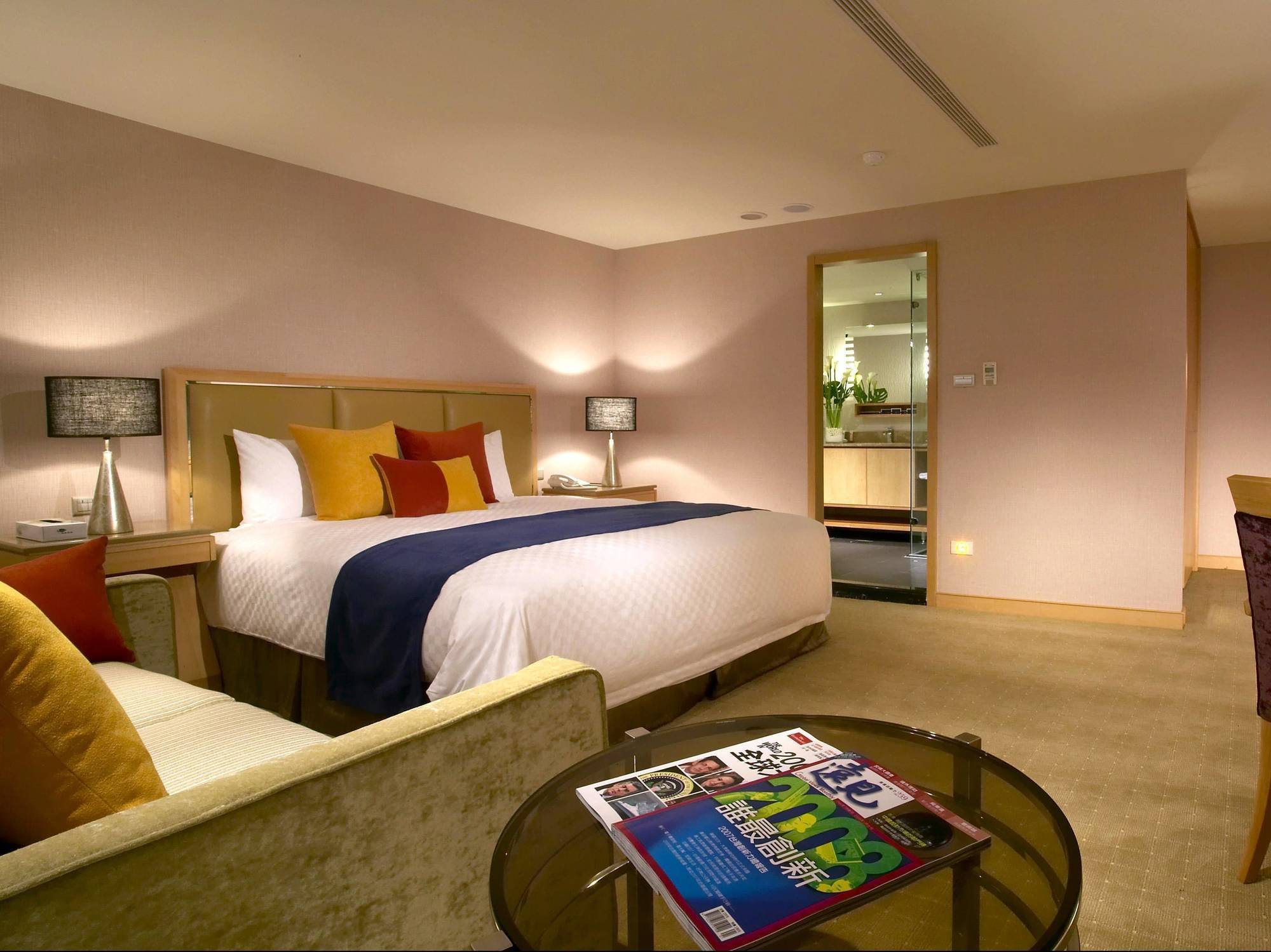 Jin Hua Hotel Луодонг Екстериор снимка