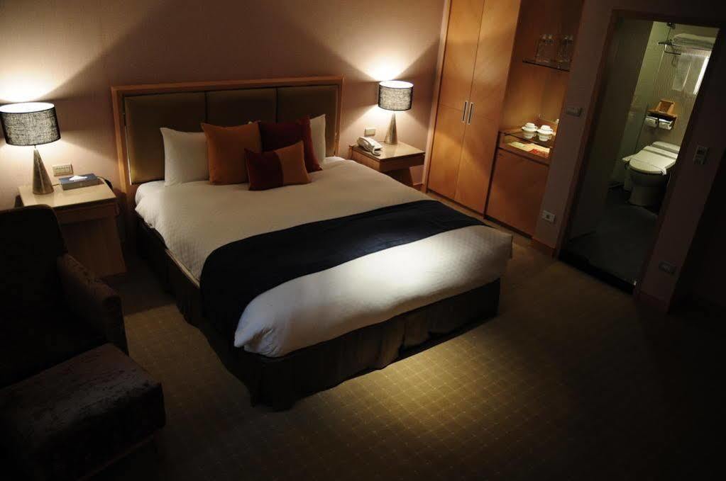 Jin Hua Hotel Луодонг Екстериор снимка